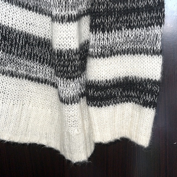 Gap Cardigan sweater. Size-XL,Crochet mesh, striped, buttoned. - Picture 4 of 4